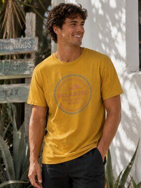 Billabong Premium Tee Men's Large Mustard Yellow Graphic T-Shirt Surf Casual